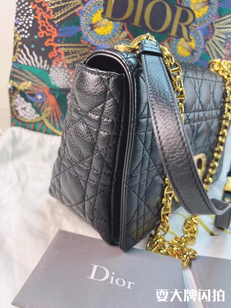 Chanel香奈儿 闲置品黑金Caro藤格纹中号链条包 Dior闲置品黑金Caro藤格纹中号链条包，经典CD扣非常亮眼，包身柔软的高级质感很有格调，上身气质惊艳。附件如图有卡   尺寸：26x15